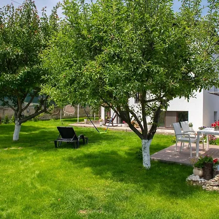 With Garden Close To Beach Apartamento Varna